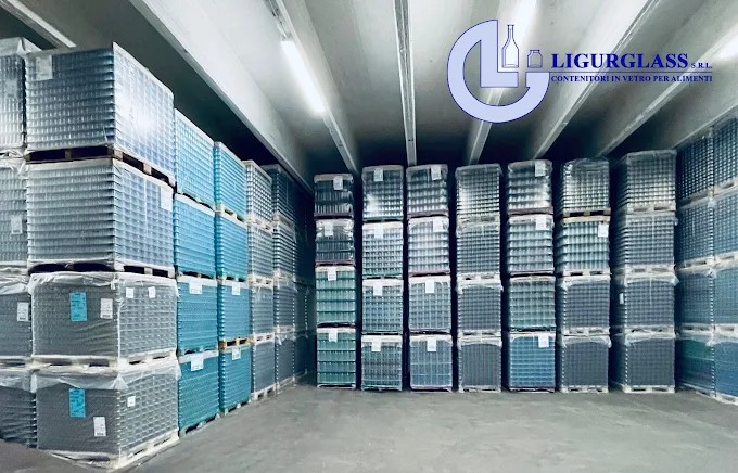 Bancali di vetro nel magazzino Ligurglass